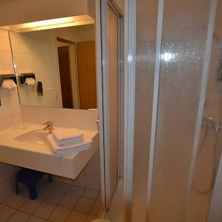 2 Im Haus Huehnergott