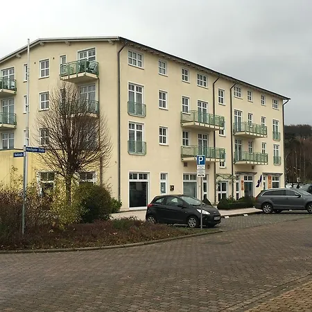 2 Im Haus Huehnergott