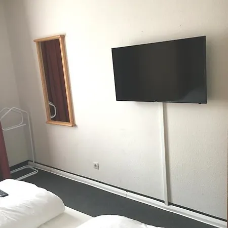 2 Im Haus Huehnergott *