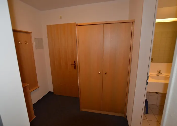 2 Im Haus Huehnergott *